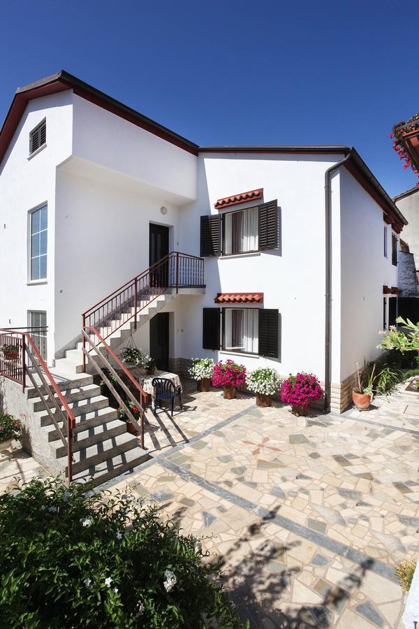 Apartments Patricia Банджоле Экстерьер фото